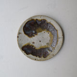 Assiette en terres locales D 16cm cuisson feu - beige et brun de Benoit Audureau chez Brutal Ceramics