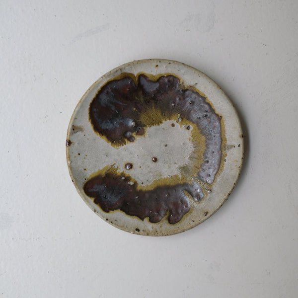 Assiette en terres locales D 16cm cuisson feu - beige et brun de Benoit Audureau chez Brutal Ceramics