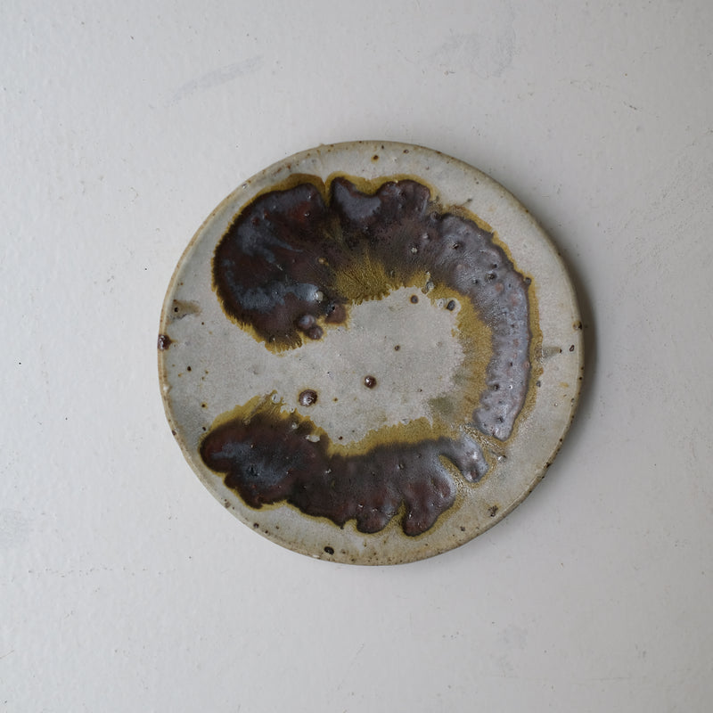 Assiette en terres locales D 16cm cuisson feu - beige et brun de Benoit Audureau chez Brutal Ceramics