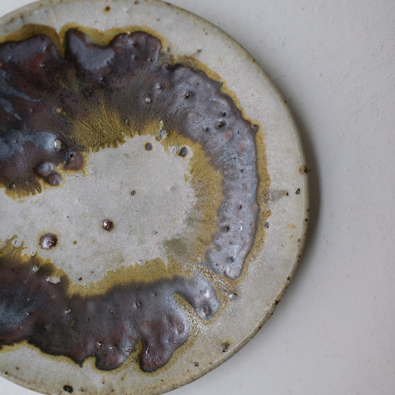 Assiette en terres locales D 16cm cuisson feu - beige et brun de Benoit Audureau chez Brutal Ceramics