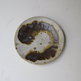 Assiette en terres locales D 16cm cuisson feu - beige et brun de Benoit Audureau chez Brutal Ceramics