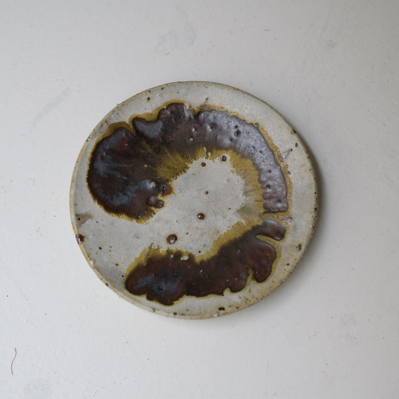 Assiette en terres locales D 16cm cuisson feu - beige et brun de Benoit Audureau chez Brutal Ceramics