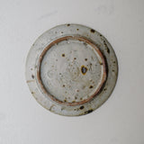 Assiette en terres locales D 16cm cuisson feu - beige et brun de Benoit Audureau chez Brutal Ceramics