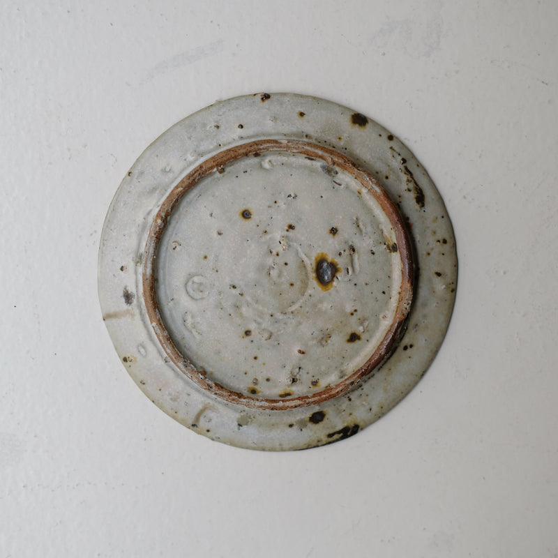 Assiette en terres locales D 16cm cuisson feu - beige et brun de Benoit Audureau chez Brutal Ceramics