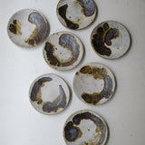 Assiette en terres locales D 16cm cuisson feu - beige et brun de Benoit Audureau chez Brutal Ceramics