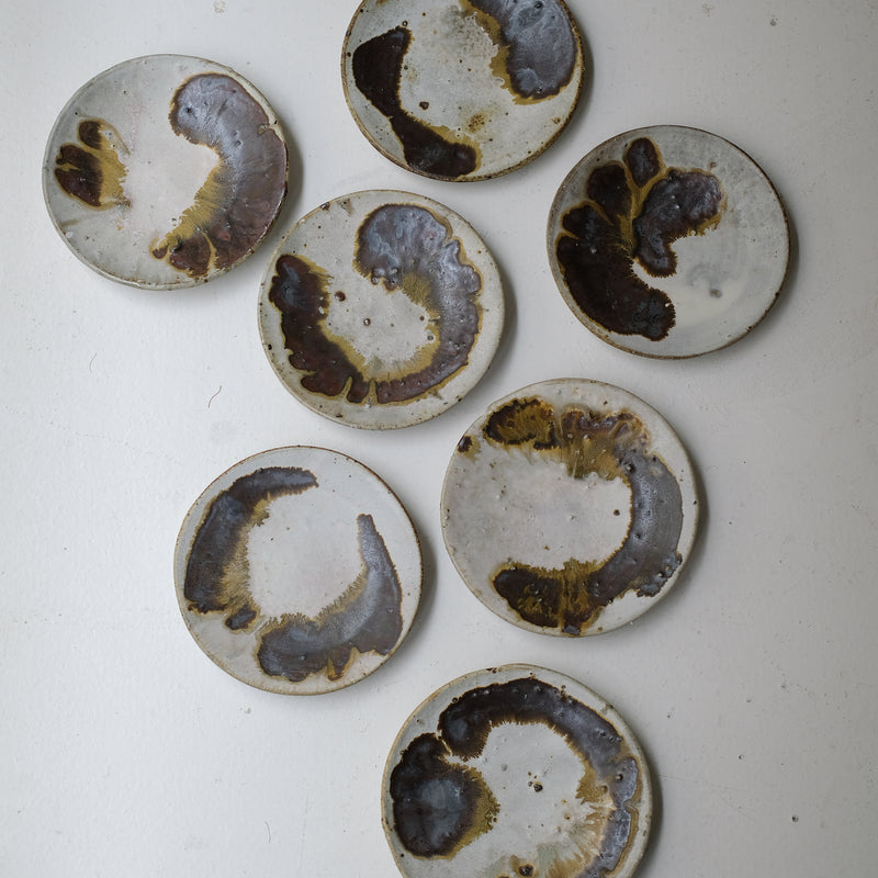 Assiette en terres locales D 16cm cuisson feu - beige et brun de Benoit Audureau chez Brutal Ceramics