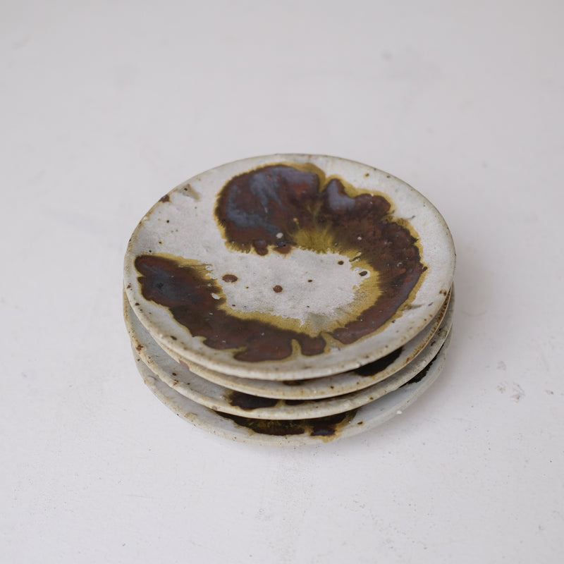 Assiette en terres locales D 16cm cuisson feu - beige et brun de Benoit Audureau chez Brutal Ceramics