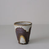 Tasse en terres locales 215 ml cuisson feu - beige et brun de Benoit Audureau chez Brutal Ceramics