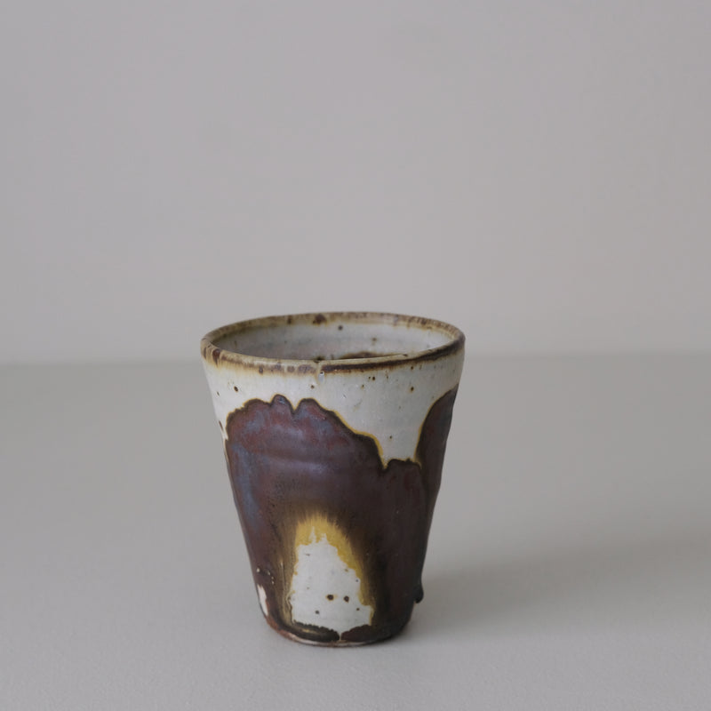 Tasse en terres locales 215 ml cuisson feu - beige et brun de Benoit Audureau chez Brutal Ceramics