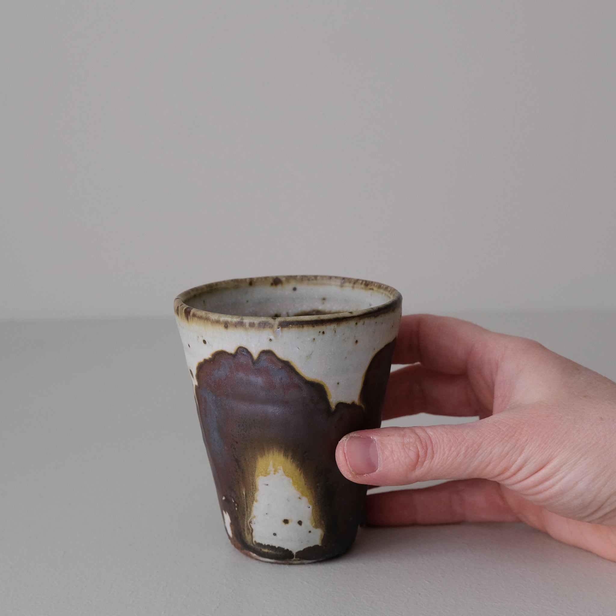Tasse en terres locales 215 ml cuisson feu - beige et brun de Benoit Audureau chez Brutal Ceramics