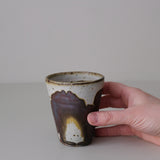 Tasse en terres locales 215 ml cuisson feu - beige et brun de Benoit Audureau chez Brutal Ceramics