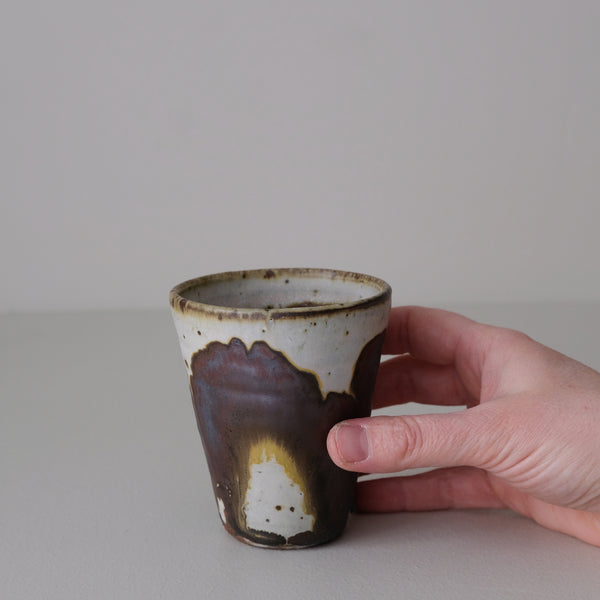 Tasse en terres locales 215 ml cuisson feu - beige et brun de Benoit Audureau chez Brutal Ceramics