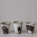 Tasse en terres locales 215 ml cuisson feu - beige et brun de Benoit Audureau chez Brutal Ceramics