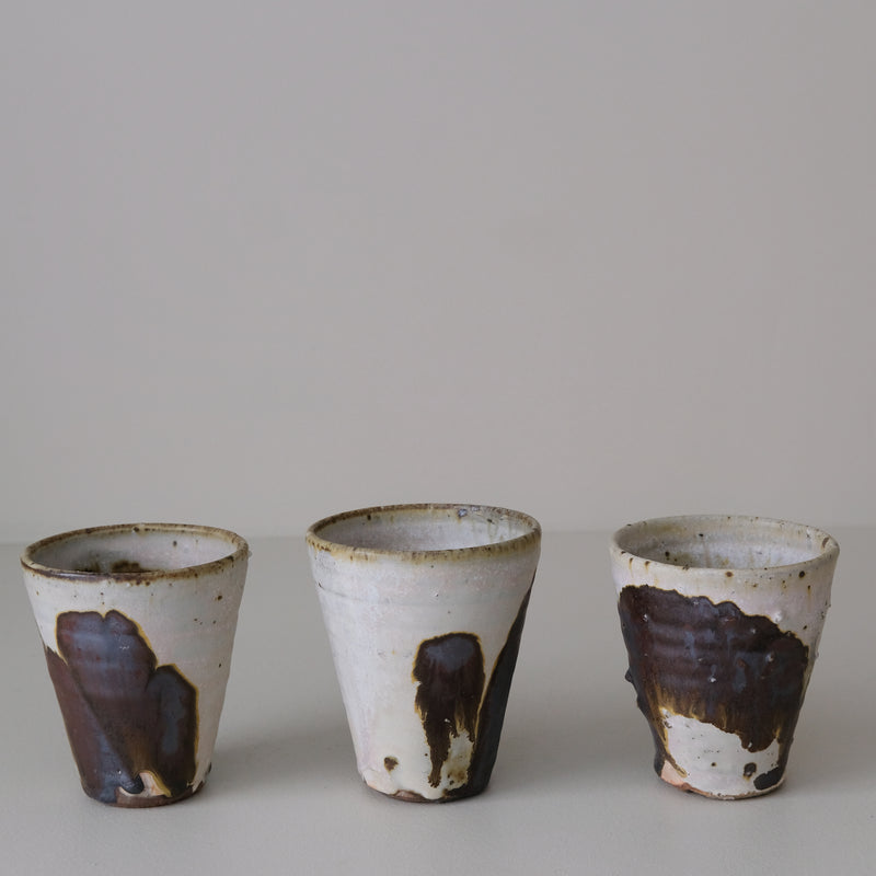 Tasse en terres locales 215 ml cuisson feu - beige et brun de Benoit Audureau chez Brutal Ceramics