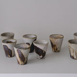 Tasse en terres locales 215 ml cuisson feu - beige et brun de Benoit Audureau chez Brutal Ceramics