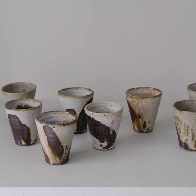 Tasse en terres locales 215 ml cuisson feu - beige et brun de Benoit Audureau chez Brutal Ceramics