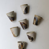 Tasse en terres locales 215 ml cuisson feu - beige et brun de Benoit Audureau chez Brutal Ceramics