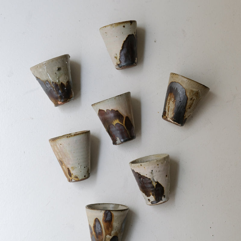 Tasse en terres locales 215 ml cuisson feu - beige et brun de Benoit Audureau chez Brutal Ceramics