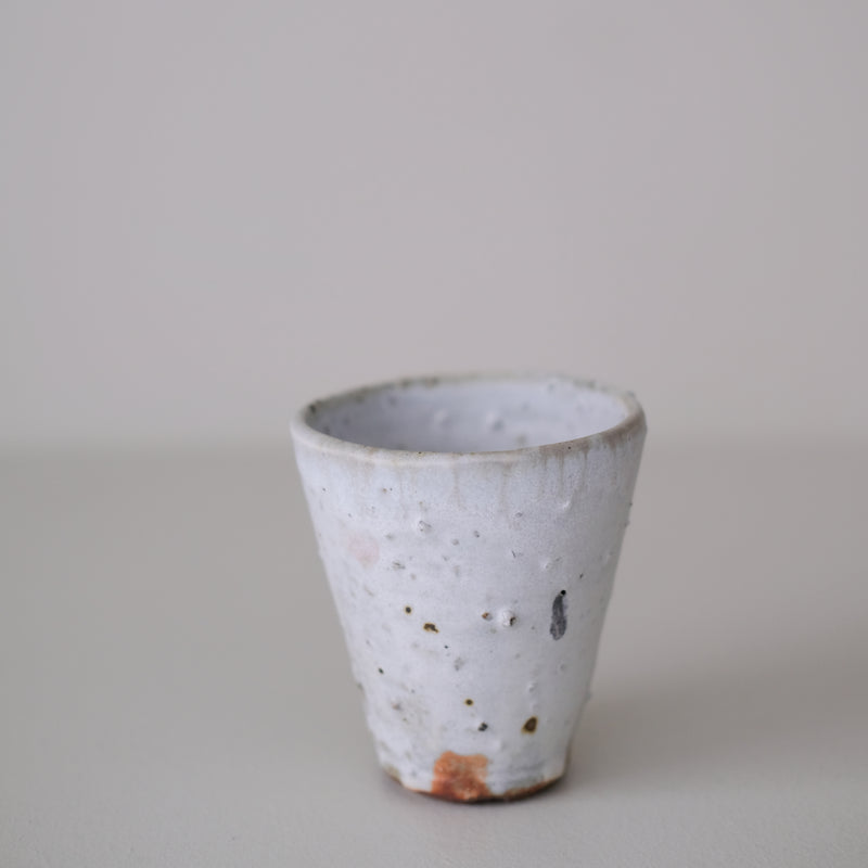 Tasse en terres locales 215 ml cuisson feu - blanc gris de Benoit Audureau chez Brutal Ceramics