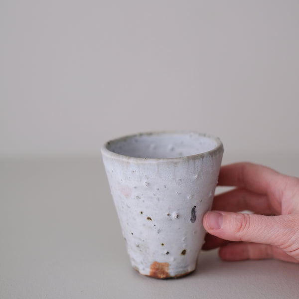 Tasse en terres locales 215 ml cuisson feu - blanc gris de Benoit Audureau chez Brutal Ceramics