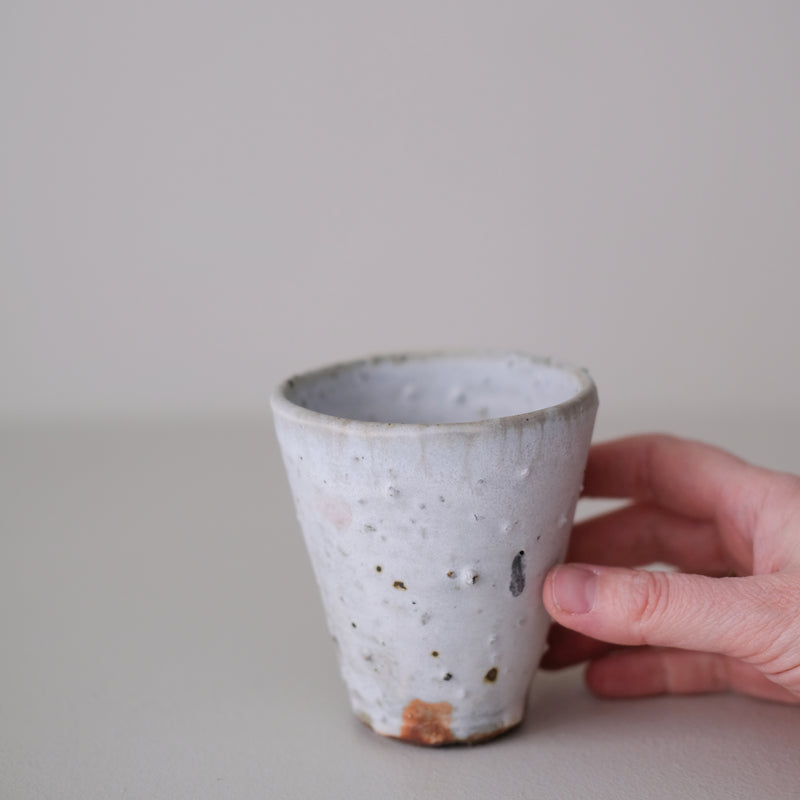 Tasse en terres locales 215 ml cuisson feu - blanc gris de Benoit Audureau chez Brutal Ceramics