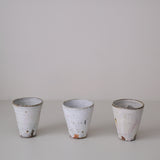 Tasse en terres locales 215 ml cuisson feu - blanc gris de Benoit Audureau chez Brutal Ceramics