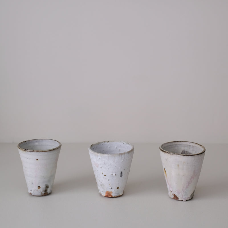 Tasse en terres locales 215 ml cuisson feu - blanc gris de Benoit Audureau chez Brutal Ceramics