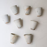 Tasse en terres locales 215 ml cuisson feu - blanc gris de Benoit Audureau chez Brutal Ceramics