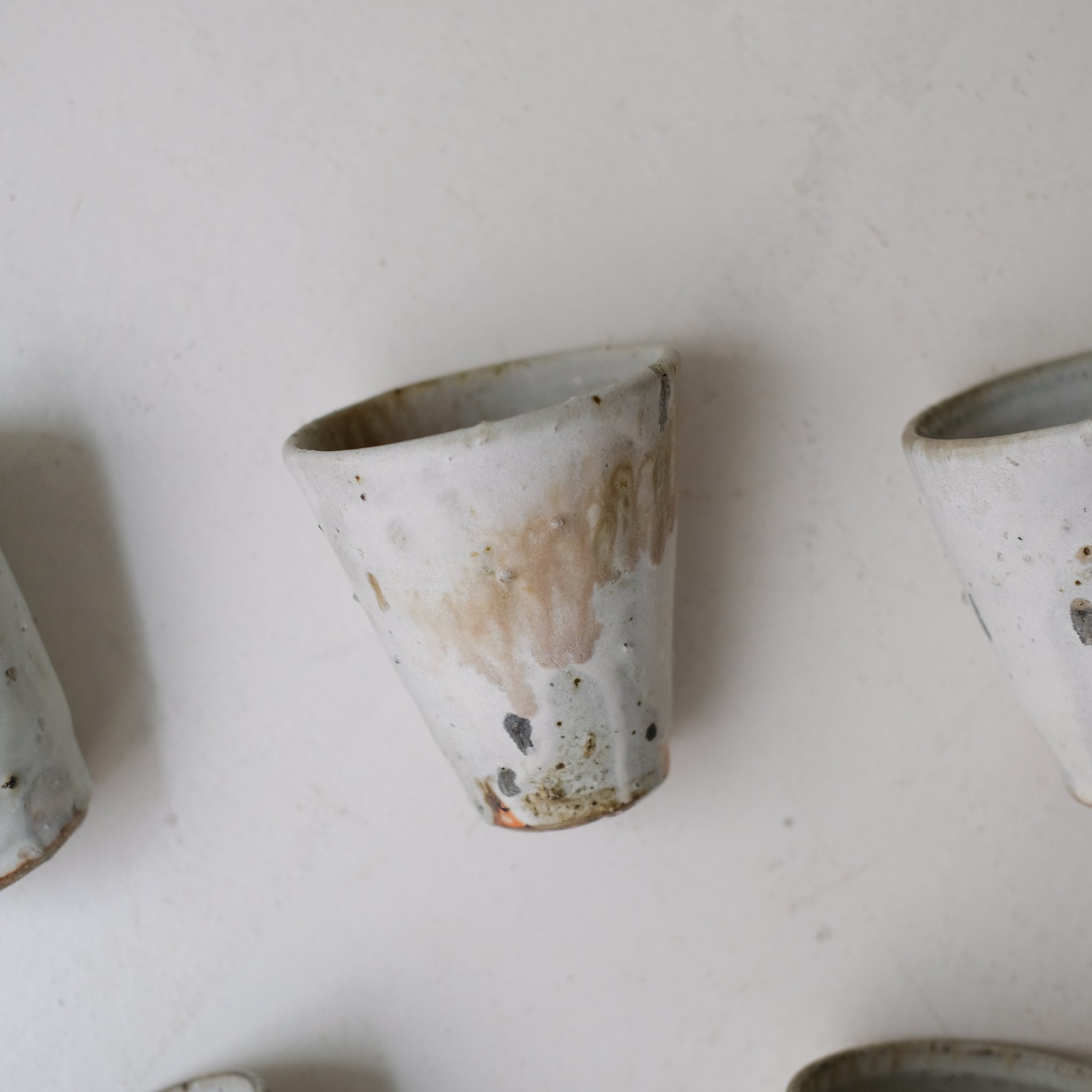 Tasse en terres locales 215 ml cuisson feu - blanc gris de Benoit Audureau chez Brutal Ceramics