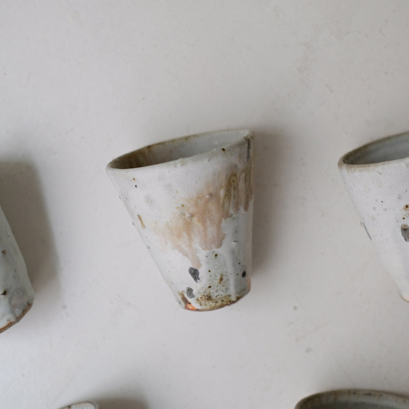 Tasse en terres locales 215 ml cuisson feu - blanc gris de Benoit Audureau chez Brutal Ceramics