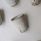 Tasse en terres locales 215 ml cuisson feu - blanc gris de Benoit Audureau chez Brutal Ceramics