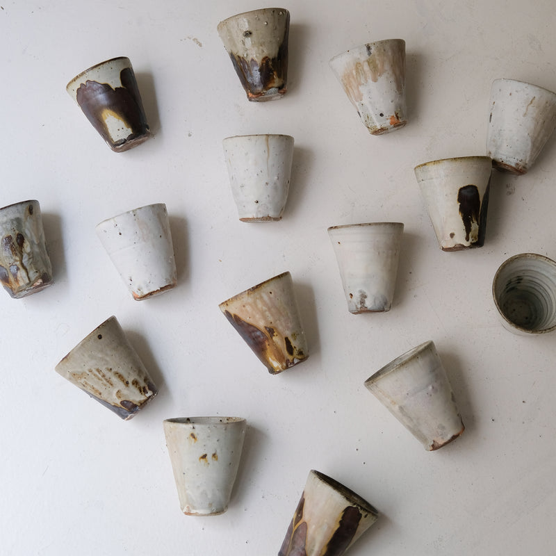 Tasse en terres locales 215 ml cuisson feu - beige et brun de Benoit Audureau chez Brutal Ceramics