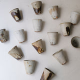 Tasse en terres locales 215 ml cuisson feu - blanc gris de Benoit Audureau chez Brutal Ceramics