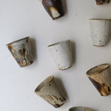 Tasse en terres locales 215 ml cuisson feu - blanc gris de Benoit Audureau chez Brutal Ceramics