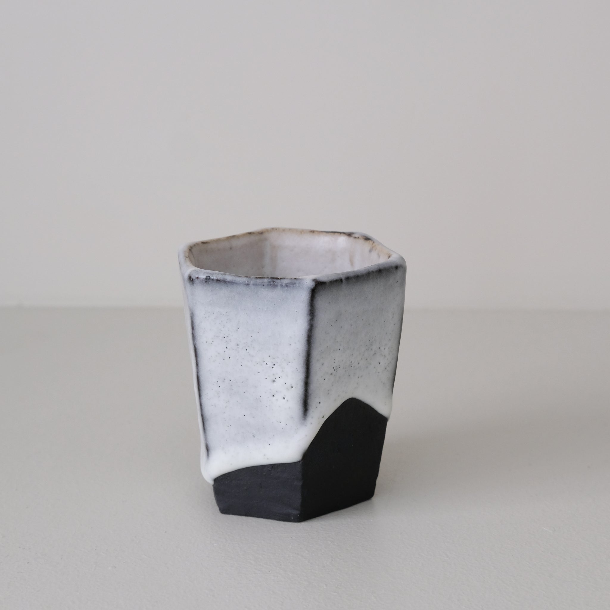 Tasse hexagonale en terre du Fuilet 200 ml - noir et blanc de Benoit Audureau chez Brutal Ceramics