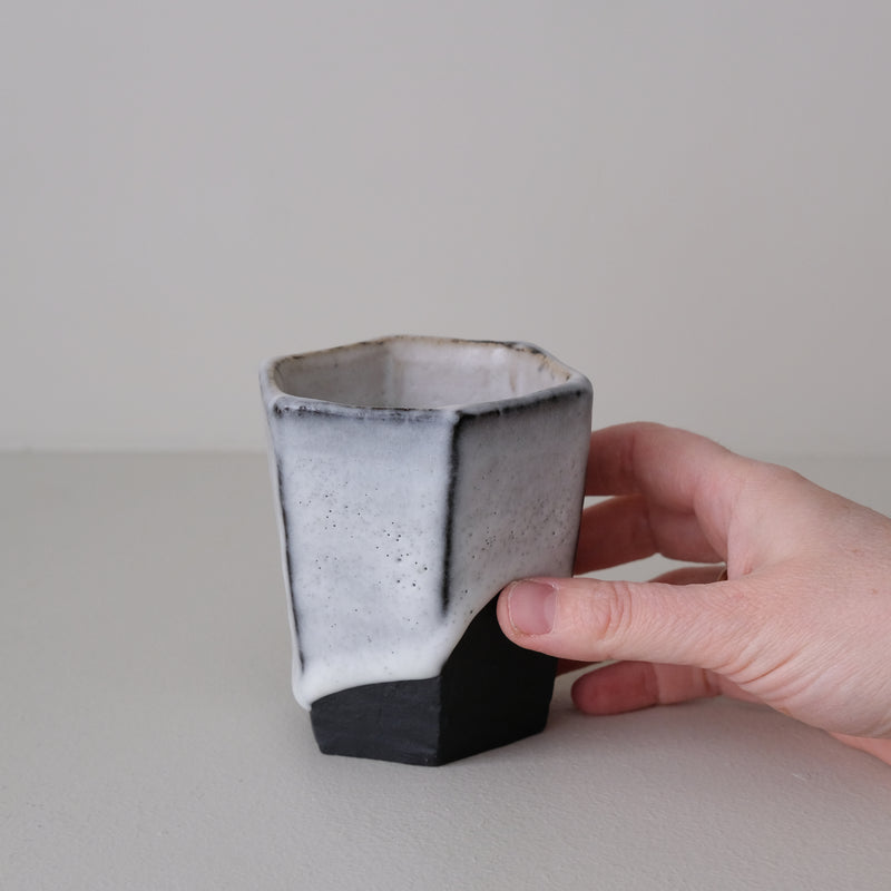 Tasse hexagonale en terre du Fuilet 200 ml - noir et blanc de Benoit Audureau chez Brutal Ceramics