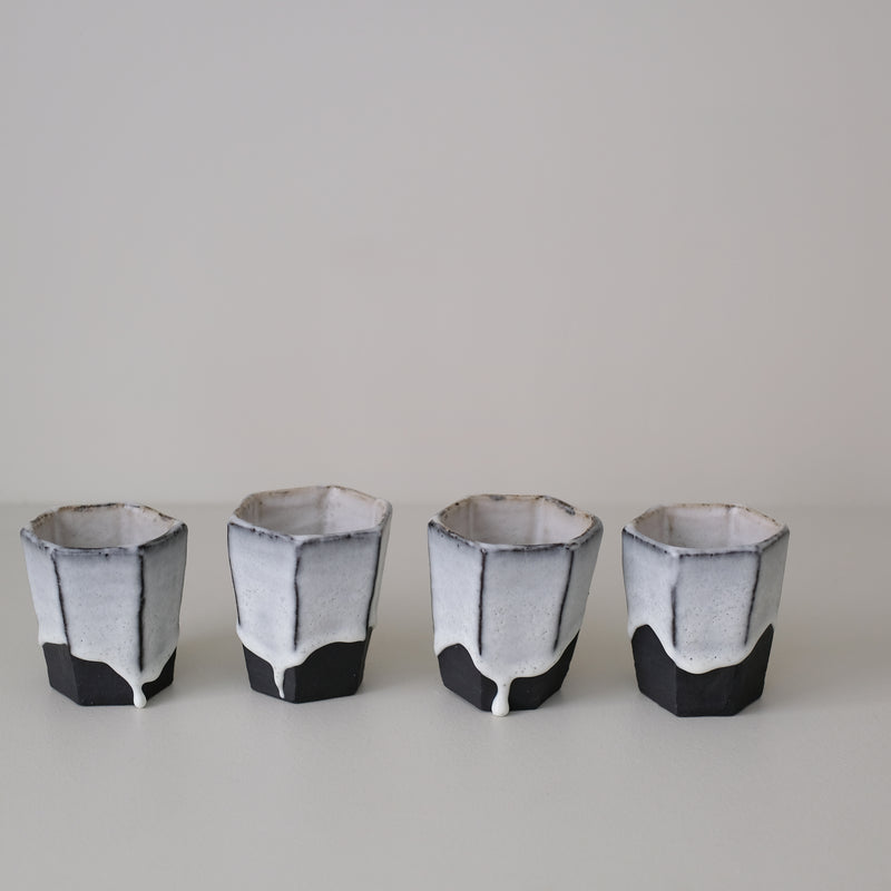 Tasse hexagonale en terre du Fuilet 200 ml - noir et blanc de Benoit Audureau chez Brutal Ceramics