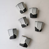 Tasse hexagonale en terre du Fuilet 200 ml - noir et blanc de Benoit Audureau chez Brutal Ceramics