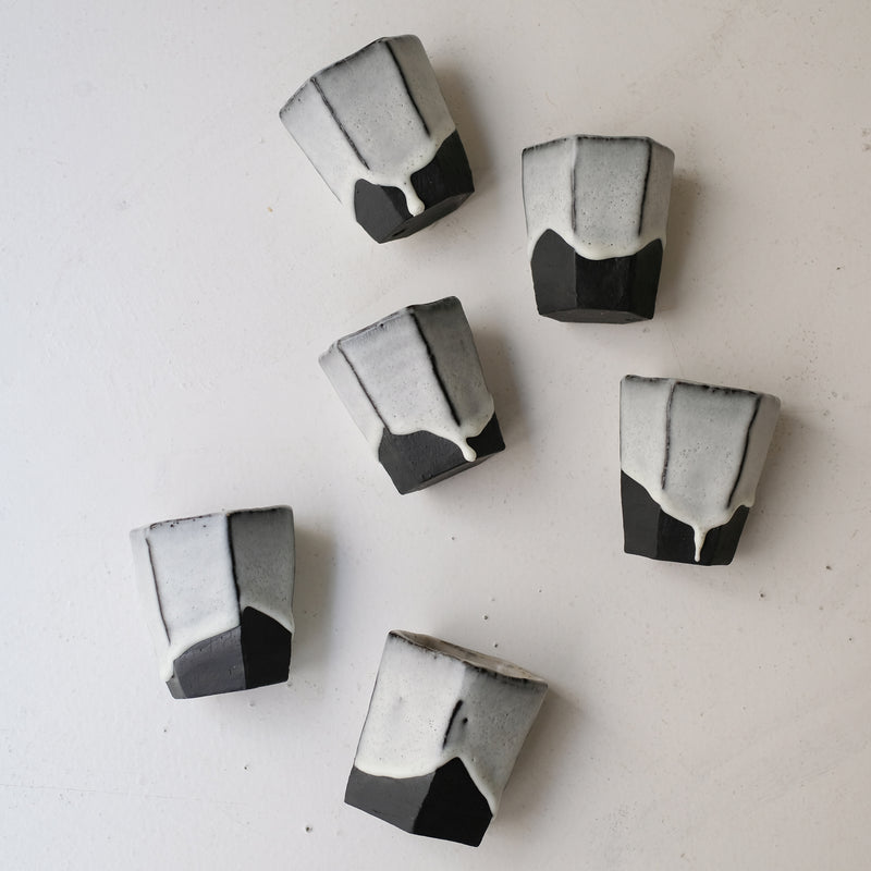 Tasse hexagonale en terre du Fuilet 200 ml - noir et blanc de Benoit Audureau chez Brutal Ceramics