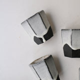 Tasse hexagonale en terre du Fuilet 200 ml - noir et blanc de Benoit Audureau chez Brutal Ceramics