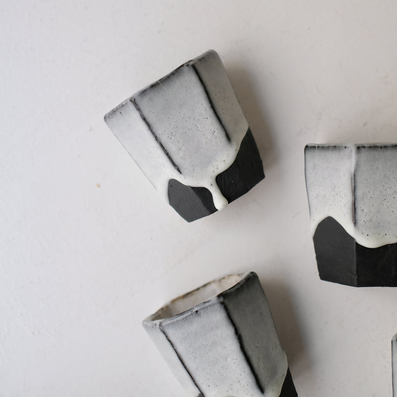 Tasse hexagonale en terre du Fuilet 200 ml - noir et blanc de Benoit Audureau chez Brutal Ceramics