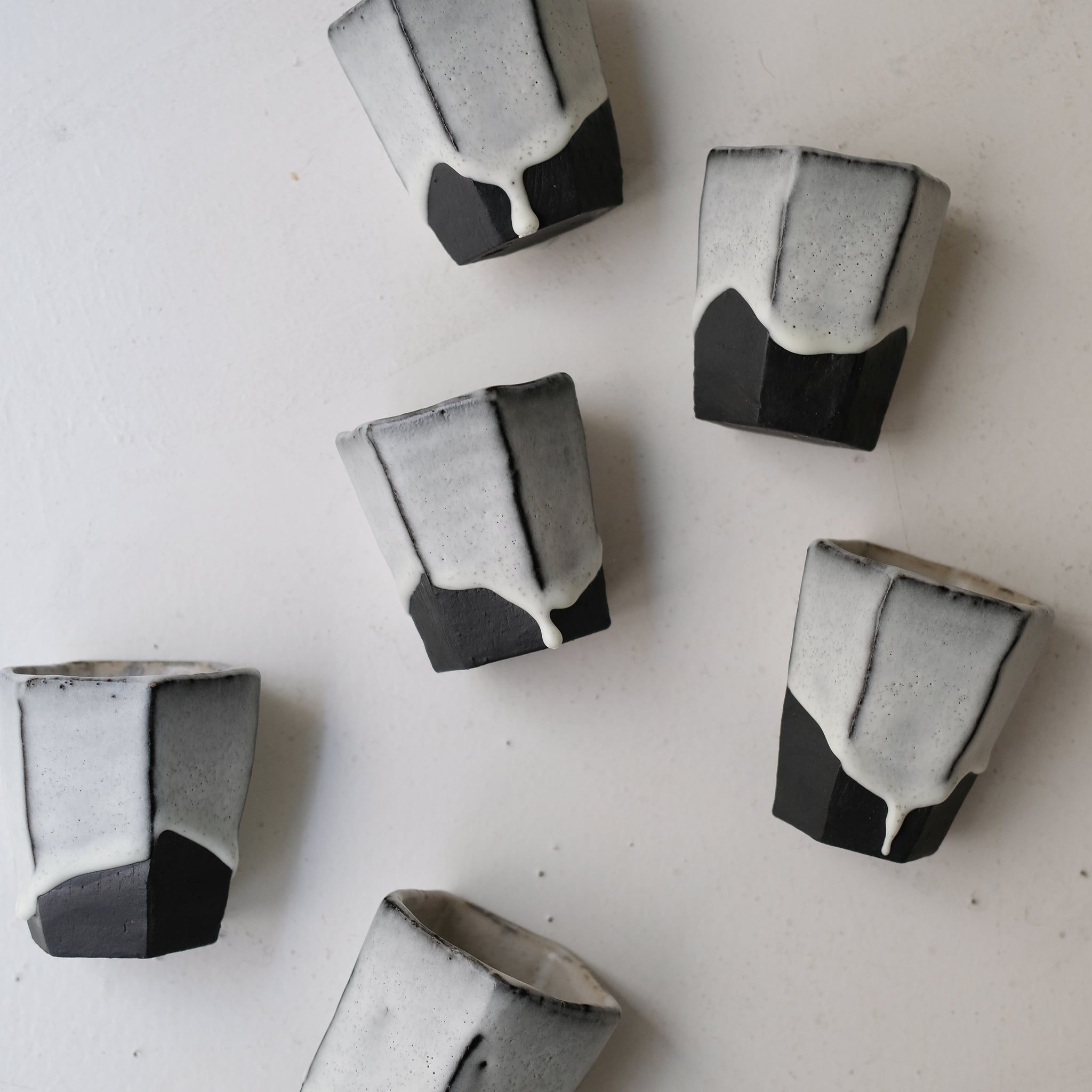 Tasse hexagonale en terre du Fuilet 200 ml - noir et blanc de Benoit Audureau chez Brutal Ceramics