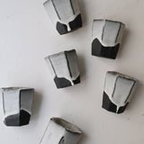 Tasse hexagonale en terre du Fuilet 200 ml - noir et blanc de Benoit Audureau chez Brutal Ceramics