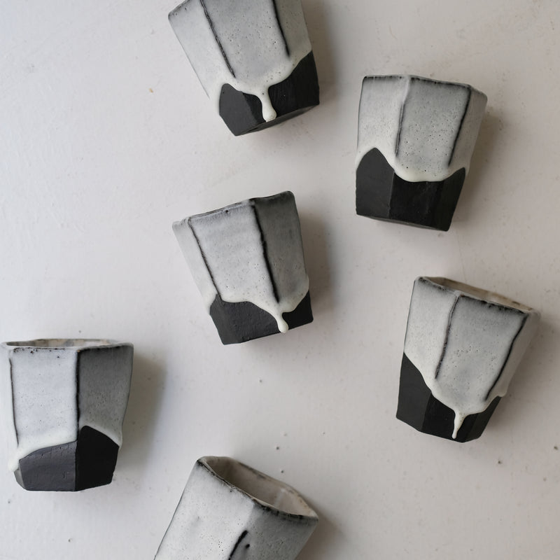 Tasse hexagonale en terre du Fuilet 200 ml - noir et blanc de Benoit Audureau chez Brutal Ceramics