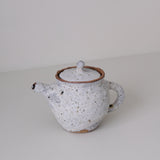 Théière en terre d'Aizenay 420 ml - blanc gris mat de Benoit Audureau chez Brutal Ceramics