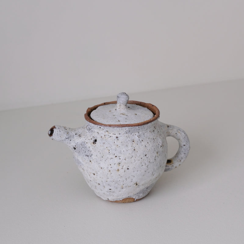 Théière en terre d'Aizenay 420 ml - blanc gris mat de Benoit Audureau chez Brutal Ceramics
