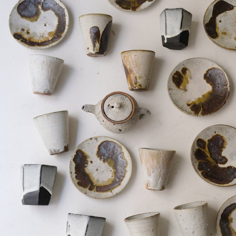 Assiette en terres locales D 16cm cuisson feu - beige et brun de Benoit Audureau chez Brutal Ceramics