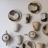 Assiette en terres locales D 16cm cuisson feu - beige et brun de Benoit Audureau chez Brutal Ceramics