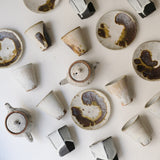 Tasse en terres locales 215 ml cuisson feu - blanc gris de Benoit Audureau chez Brutal Ceramics