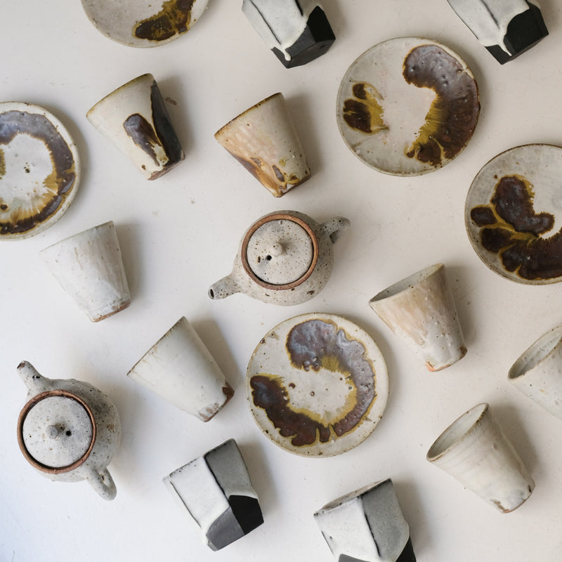 Tasse en terres locales 215 ml cuisson feu - blanc gris de Benoit Audureau chez Brutal Ceramics